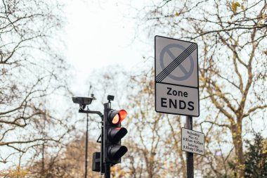 Bölge, Londra şehir merkezindeki trafik kameraları ve kırmızı ışık ile 07.12.25 'te bitiyor. Yüksek kalite fotoğraf