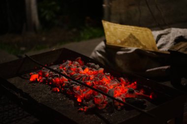 Yemek pişirmek için kullanılan kömür közleri.