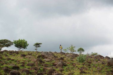Dağın eteğinin altında birkaç ağaç olan plato bir zamanlar çorak bir yerdi.