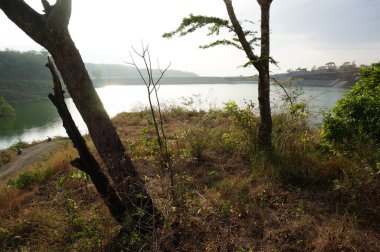Rezerv suyu depolamak için nehir barajı olarak kullanılan yapay bir göldür..