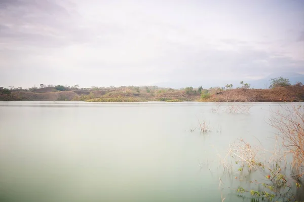 Rezerv suyu depolamak için nehir barajı olarak kullanılan yapay bir göldür..