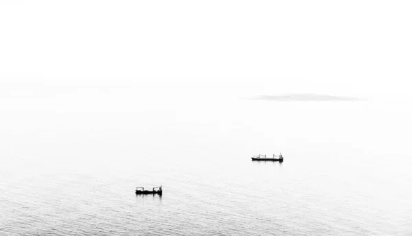 Kargo gemileri kargo boşaltmak için denizin ortasında bekliyor.