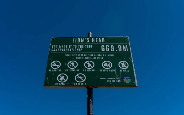 Lions Head Dağı 'nın tepesine işaret levhası.