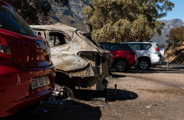 Felaket yangınlarını takip eden yanmış bir araba.