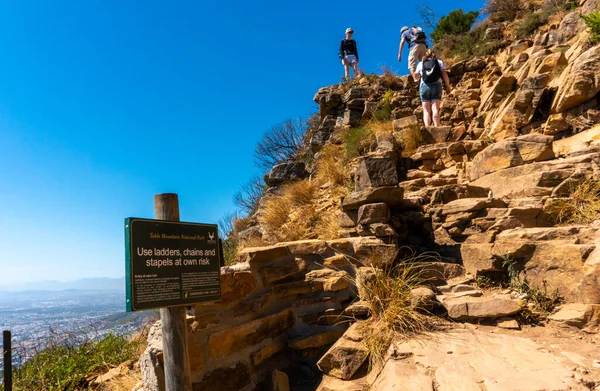 Lions Head Dağı 'na tırmanan yürüyüşçüler ya da turistler