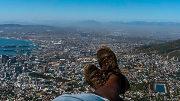 Yürüyüşçü genç Afro Amerikalı adam 