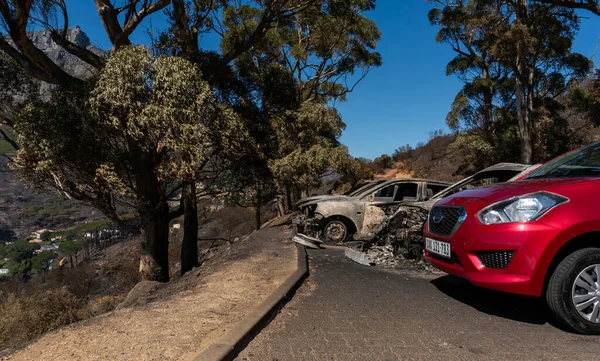 Felaket yangınlarını takip eden yanmış bir araba.