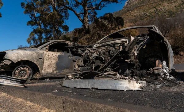 Felaket yangınlarını takip eden yanmış bir araba.