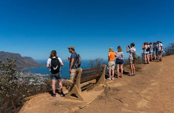 Turistler Cape Town 'ın güzel manzarasının tadını çıkarıyorlar.