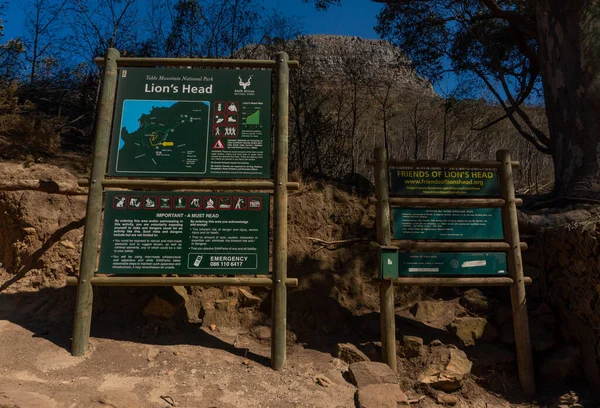 Dağ Aslanları Tepesi 'ne giriş işaretleri.