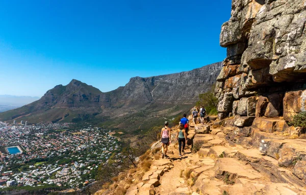 Lions Head Dağı 'na tırmanan yürüyüşçüler ya da turistler