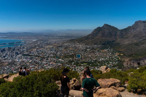 Turistler Cape Town 'ın güzel manzarasının tadını çıkarıyorlar.