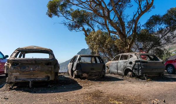 Felaket yangınlarını takip eden yanmış bir araba.