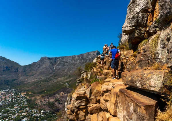 Lions Head Dağı 'na tırmanan yürüyüşçüler ya da turistler