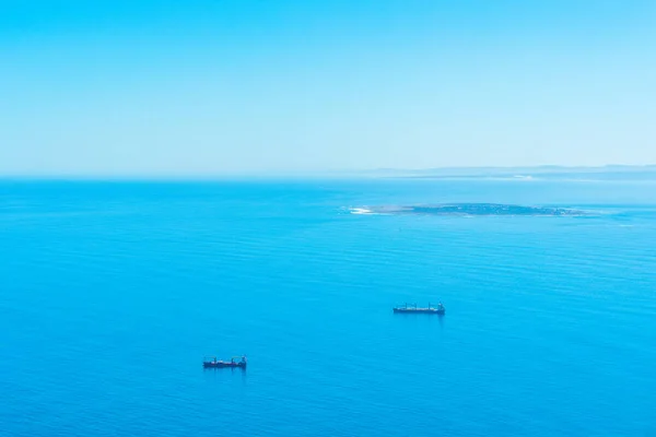 Kargo gemileri kargo boşaltmak için denizin ortasında bekliyor.