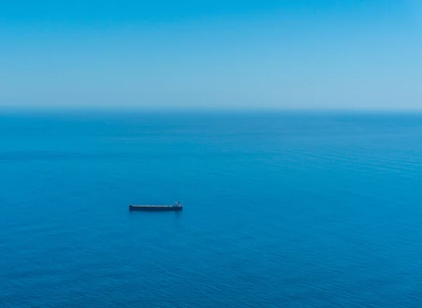 Kargo gemisi mavi denizin ortasında bekliyor. 