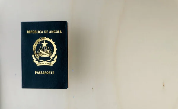 Captura aérea de passaporte angolano isolado em mesa de madeira. — Fotografia de Stock