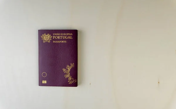 Надзвичайний постріл португальського паспорта, ізольованого на дерев'яному столі. Європейський паспорт Стокове Фото