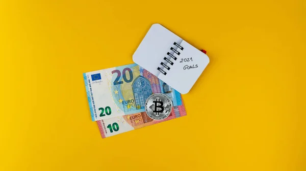 Revolut kredi kartı, euro banknotları, bitcoin ve üzerinde 