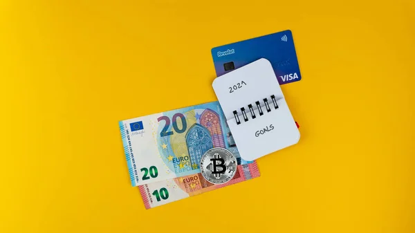 Revolut kredi kartı, euro banknotları, bitcoin ve üzerinde 