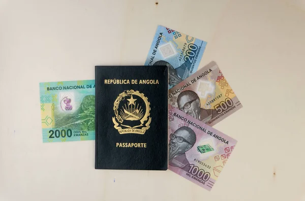 Angola pasaportu ve Kwanza 'nın yeni Angola banknotları.