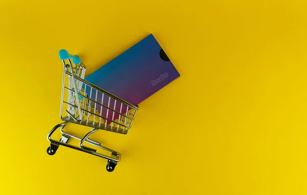 Vista superior del carrito de compras pequeño y la cubierta de la tarjeta de crédito Revolut — Foto de Stock