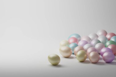 Pastel renkli parlak Paskalya yumurtaları beyaz arka planda. Boş kopya alanı olan resim. 3d illüstrasyon.