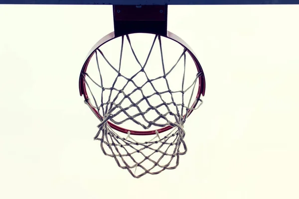 白を背景にしたバスケットボールスポーツ屋外活動ネットリム — ストック写真