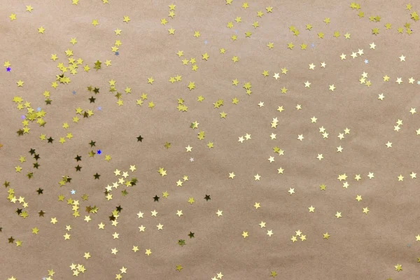 Muchas Estrellas Doradas Dispuestas Aleatoriamente Sobre Papel Artesanal — Foto de Stock