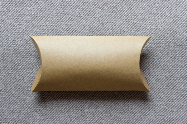 Çizgili Kumaş Arkaplanda Kraft Kağıt Hediye Kutusunun Şablon Modeli — Stok fotoğraf