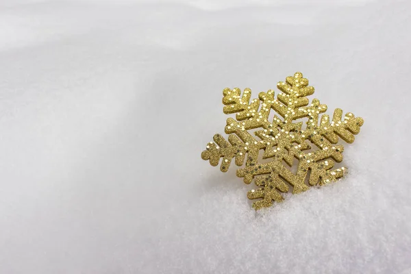 Золотая Снежинка Блестками Лежащими Настоящем Зимнем Снегу Фото Пустым Местом — стоковое фото