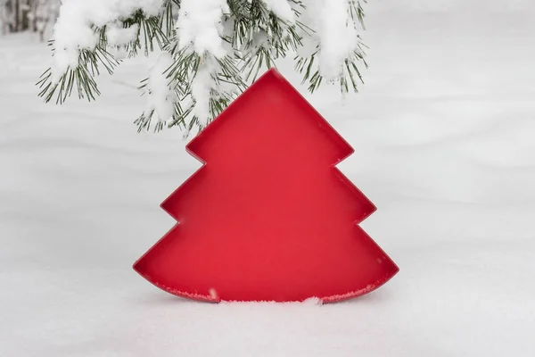 Red Christmas Tree Outline Cut Out Standing Real Snow Winter — Stock Photo, Image