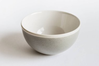 Beyaz arkaplanda gri noktalı tek bir porselen tabağın şablonu.