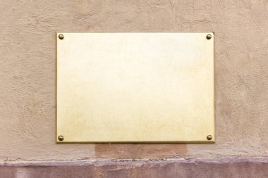 Mokup şablonu, kahverengi duvardaki altın metalik bilgi panosu.