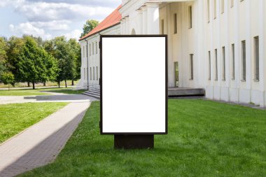 Avrupa şehir merkezinde yaz mevsiminde sokak lambası tabelalarının modelleme şablonu.