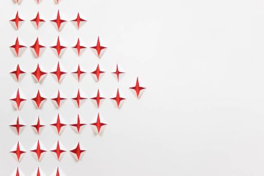 El kesimi geometrik şekilli kağıt arka plan kırmızı yıldızlar. Boş alanı kopyalayan fotoğraf.