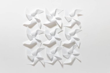 Dokuz çiçekli el yapımı origami kağıt kompozisyonu beyaz kağıt.