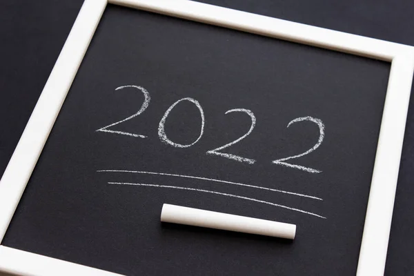 Πρωτοχρονιά 2022 Αριθμοί Γραμμένοι Λευκό Κιμωλία Μαύρο Ματ Χαρτί Λευκό — Φωτογραφία Αρχείου