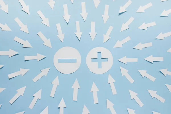 Basit bir çekim konsepti. Pozitif ve negatif yükler ve mavi zemin üzerinde birçok ok var.