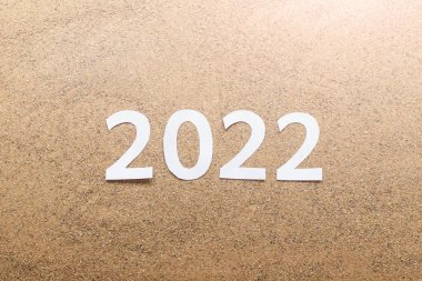 Sarı gerçeklik ve arka planda 2022 sayılı kağıt yılı tebrik kartı.