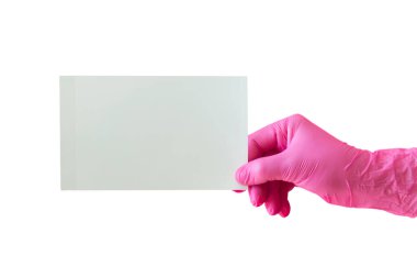 Pembe koruyucu eldivenli kadın, pembe arka planda boş fotoğraf kartı tutuyor..