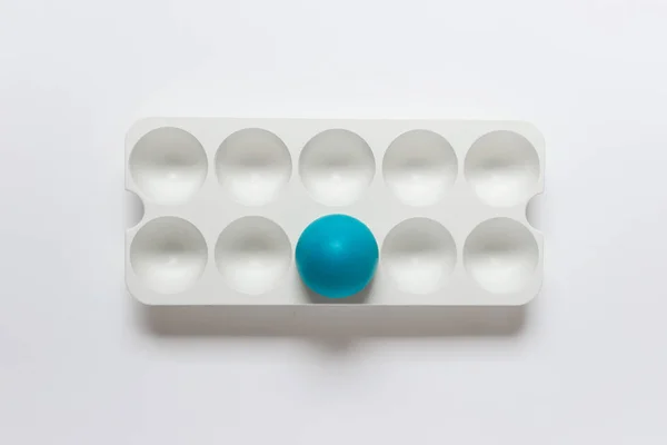 Ostergrußkarte Mit Weißem Plastikständer Und Einem Einzigen Blauen Osterei Auf — Stockfoto