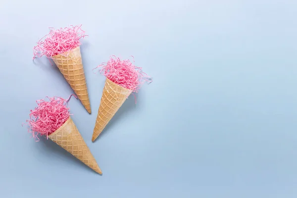 Jednoduchá Letní Kompozice Abstraktními Zmrzlinovými Vaflovacími Kužely Naplněnými Roztrhaným Růžovým — Stock fotografie
