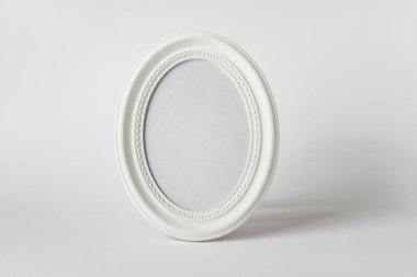 Beyaz arkaplanda yuvarlak oval ayakta fotoğraf çerçeveli maket şablonu.