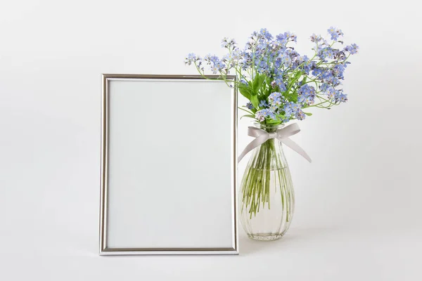 Modèle Maquette Avec Grand Cadre Blanc Argenté Fleurs Bleues Sur — Photo