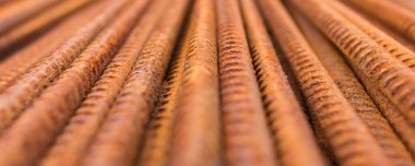 İnşaat malzemeleri ile geniş pankart - birçok paslanmış metalik uzun yapı çubukları.