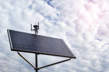 Yağmurlu bir günde bulutlu gökyüzünün arka planında güneş paneli enerji üretme paneli.