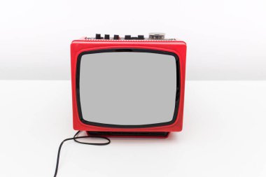 Beyaz arka planda plastik kutulu eski moda retro TV.