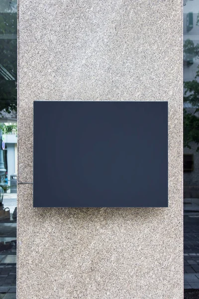 Κάθετη Κατάστημα Εξωτερικό Μαύρο Κενό Πίνακα Κρέμεται Τσιμεντένιο Τοίχο — Φωτογραφία Αρχείου