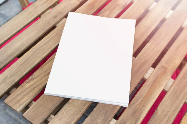 Modelo Maquete Livro Papel Com Tampa Branco Que Coloca Mesa — Fotografia de Stock